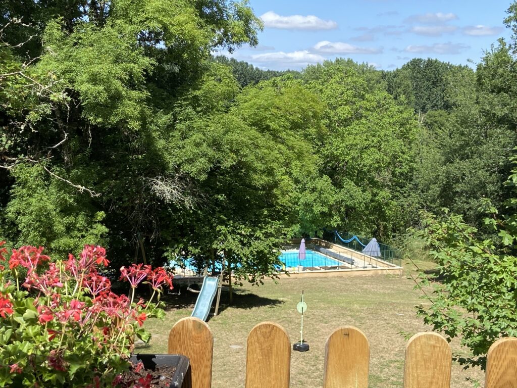 Beuronne terrasse les rivieres Gites charente and dordogne